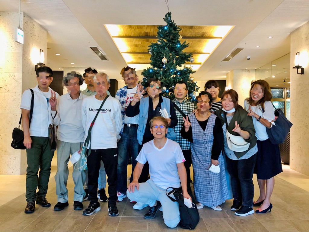 ホテルロビーにて