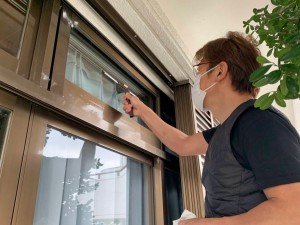 窓ガラスをスクイジー