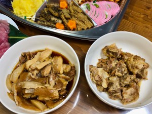 沖縄の豚肉料理の食べ比べ
