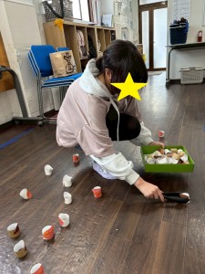 LINE_ALBUM_2025 108 トングでくり拾い_251009_4